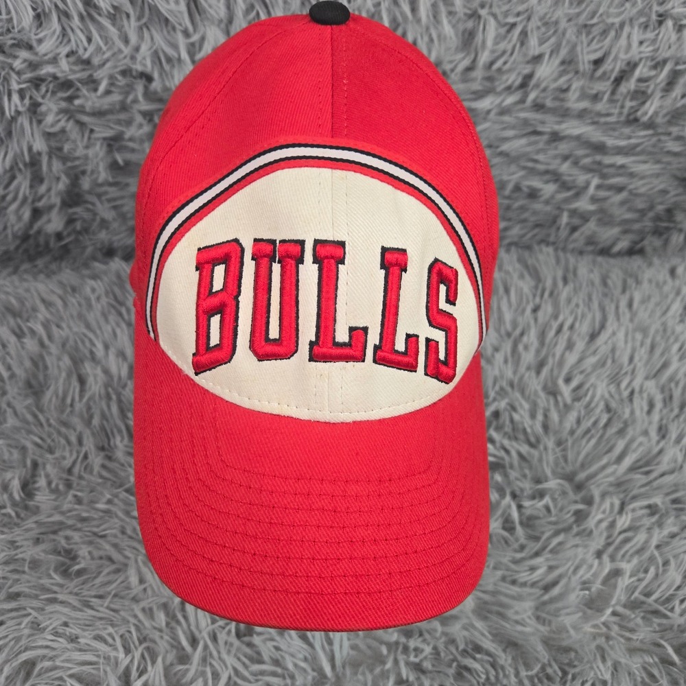 Reebok Mens OSFA Red Chicago Bulls Embroidered Flexfit NBA Hat